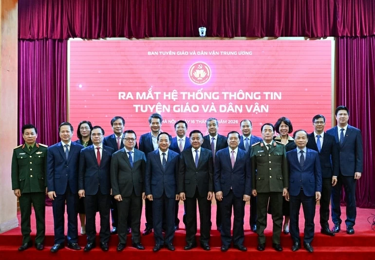 Thường trực Ban Bí thư Trần Cẩm Tú và các đại biểu tại buổi lễ. (Ảnh: DUY LINH)