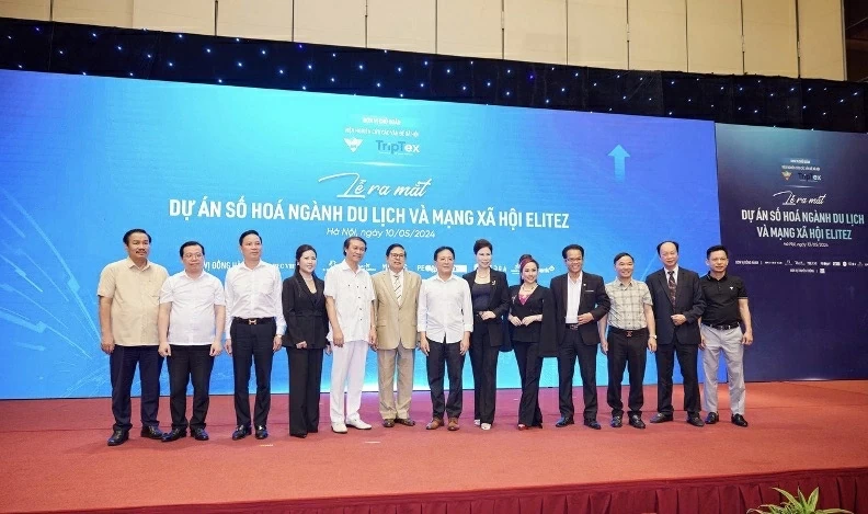 Nguyên Thứ trưởng Bộ Văn hóa, Thể thao và Du lịch Vương Duy Biên (ở giữa) cùng các đại biểu tham dự chương trình Lễ ra mắt “Dự án số hóa ngành du lịch và mạng xã hội ELITEZ).
