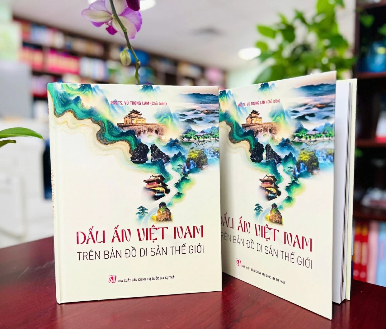 Cuốn sách Dấu ấn Việt Nam trên bản đồ di sản thế giới do PGS.TS. Vũ Trọng Lâm làm chủ biên.