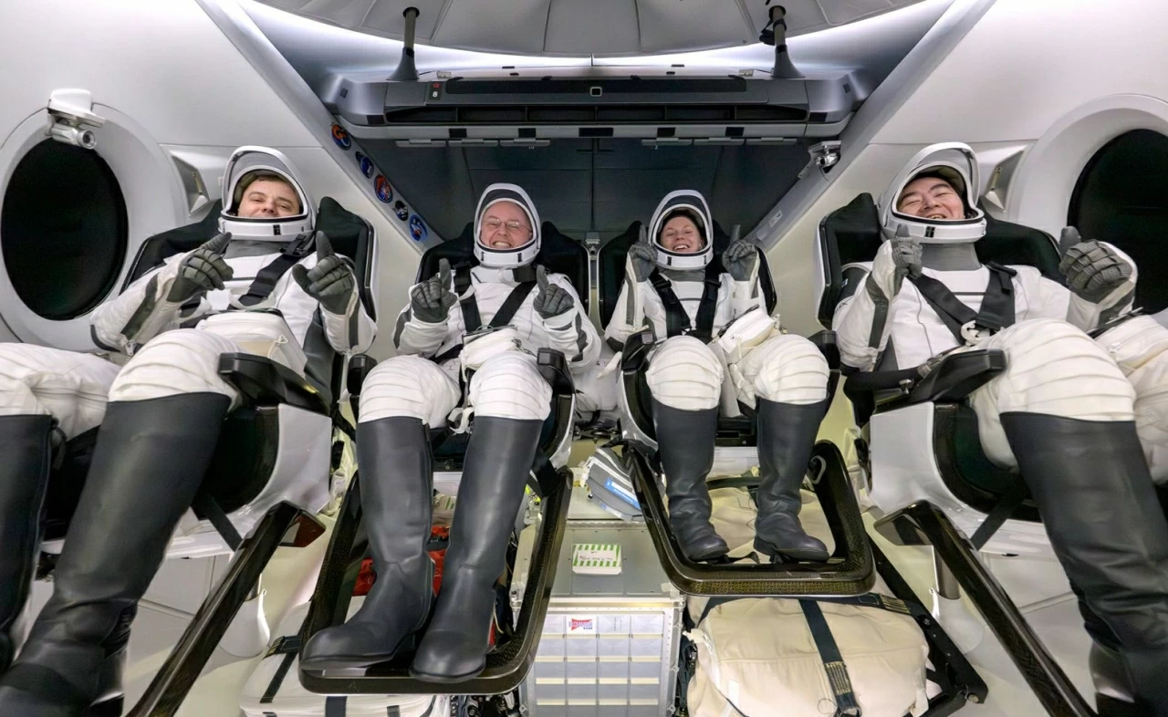 Các thành viên của phi hành đoàn SpaceX được nhìn thấy bên trong khoang tàu ngay sau khi hạ cánh xuống Thái Bình Dương, ngoài khơi Long Beach, bang California, vào thứ Năm, ngày 15/1. Họ trở về sớm từ Trạm Vũ trụ Quốc tế do một thành viên trong phi hành đoàn gặp vấn đề về sức khỏe. Từ trái sang phải là phi hành gia Nga Oleg Platonov, các phi hành gia Mỹ Mike Fincke và Zena Cardman, cùng phi hành gia Nhật Bản Kimiya Yui. (Nguồn: NASA)