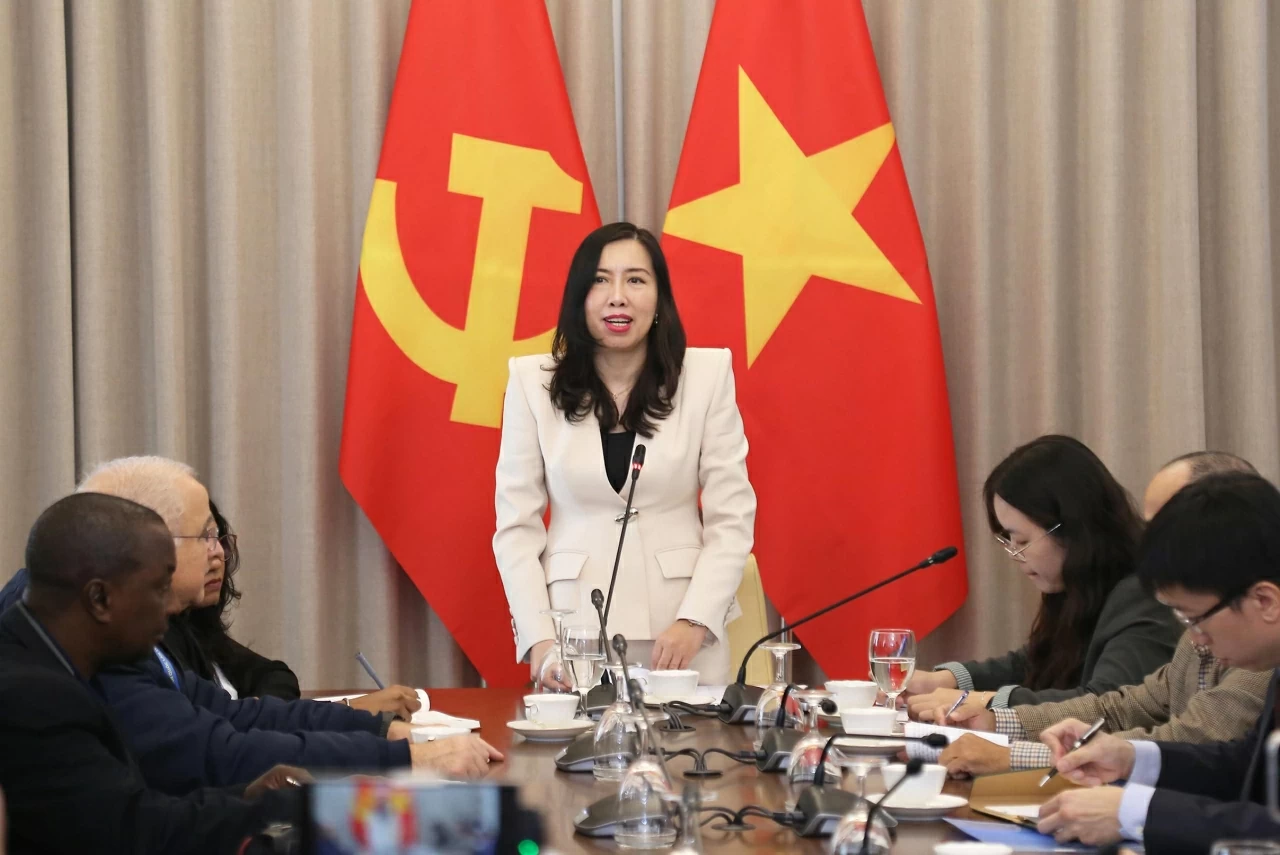 Thứ trưởng Lê Thị Thu Hằng thông tin tới đoàn phóng viên của các báo Đảng cộng sản, các Đảng có vị trí, vai trò quan trọng tại các nước, các hãng truyền thông của cộng đồng người Việt Nam ở nước ngoài và các hãng thông tấn báo chí quốc tế tới Việt Nam đưa tin Đại hội đại biểu toàn quốc lần thứ XIV. (Ảnh: Thành Long)