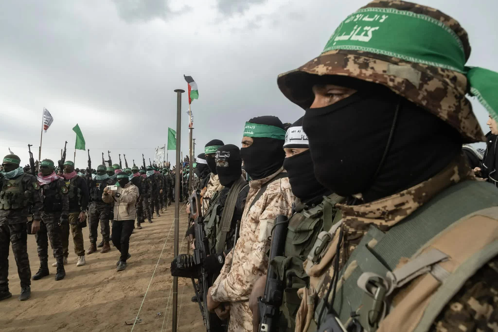 Hamas tuyên bố 'hoàn toàn sẵn sàng' chuyển giao quyền lực cho ủy ban kỹ trị Palestine. (The New York Times)
