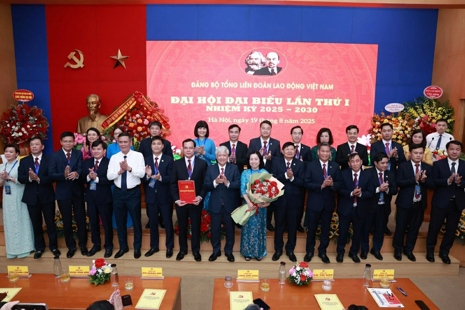 Bí thư Đảng ủy MTTQ, các đoàn thể Trung ương, Chủ tịch Ủy ban Trung ương MTTQ Việt Nam Đỗ Văn Chiến trao Quyết định chỉ định nhân sự tham gia Đảng bộ nhiệm kỳ 2025-2030. Ảnh: Nguyễn Hải
