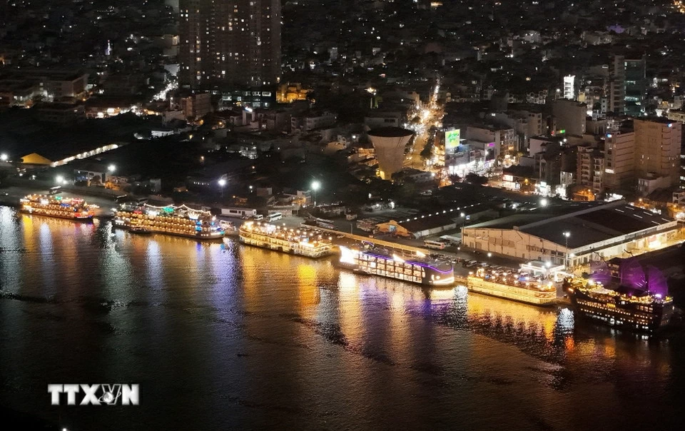 Trung tâm TP. Hồ Chí Minh lung linh sắc màu chào mừng Đại hội XIV của Đảng