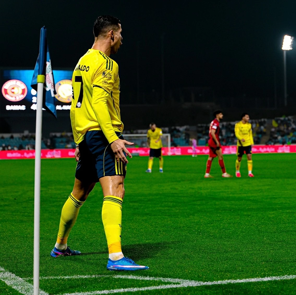 Ronaldo phá kỷ lục, tiến gần mục tiêu ghi 1.000 bàn thắng