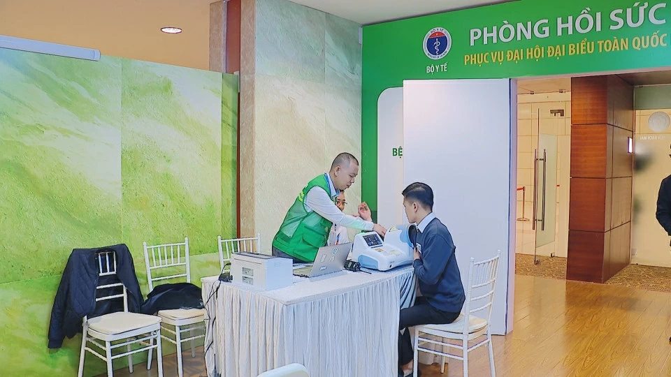 Phòng cấp cứu y tế với nhiều trang thiết bị hiện đại phục vụ tại khu vực Đại hội XIV Phòng cấp cứu y tế với nhiều trang thiết bị hiện đại phục vụ tại khu vực Đại hội XIV