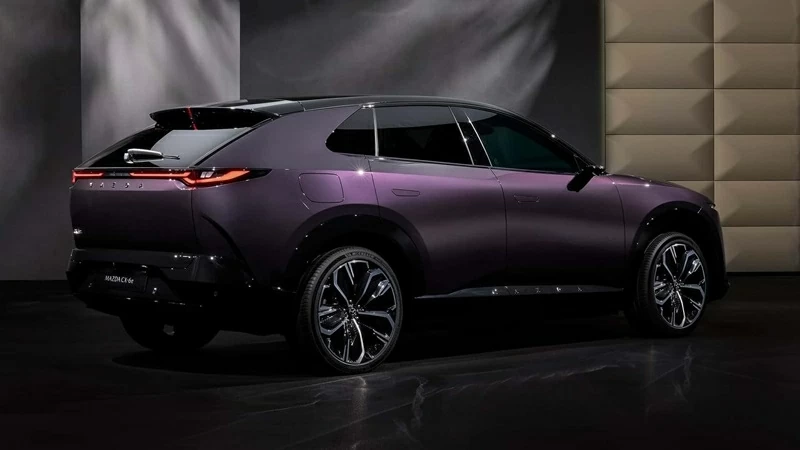 Phía sau của Mazda CX-6e.