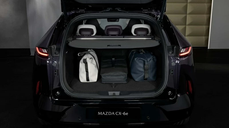 Khoang hành lý của Mazda CX-6e.