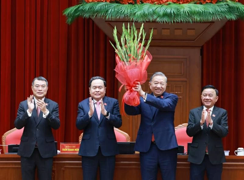 Ban Chấp hành Trung ương Đảng khoá XIV đã thống nhất tuyệt đối bầu đồng chí Tô Lâm, Tổng Bí thư Ban Chấp hành Trung ương Đảng khoá XIII tiếp tục giữ chức Tổng Bí thư Ban Chấp hành Trung ương Đảng khoá XIV. Ảnh: TTXVN