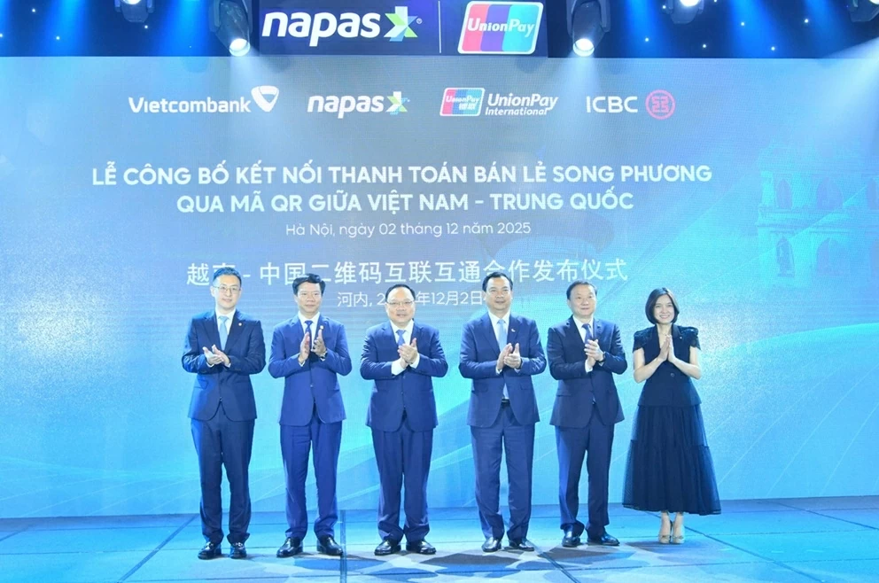 Ngày 02/12/2025, tại Hà Nội, Vietcombank phối hợp với NAPAS, UnionPay International, Ngân hàng Công thương Trung Quốc (ICBC) đã tổ chức Lễ công bố kết nối thanh toán bán lẻ song phương qua mã QR giữa Việt Nam - Trung Quốc. Vietcombank vinh dự được chỉ định làm ngân hàng thanh quyết toán cho các luồng giao dịch song phương - nghĩa là Vietcombank đóng vai trò “nhạc trưởng” đảm bảo tiền từ tài khoản du khách ở nước ngoài được chuyển đổi suôn sẻ sang tài khoản người bán tại Việt Nam. Ngày 02/12/2025, tại Hà Nội, Vietcombank phối hợp với NAPAS, UnionPay International, Ngân hàng Công thương Trung Quốc (ICBC) đã tổ chức Lễ công bố kết nối thanh toán bán lẻ song phương qua mã QR giữa Việt Nam - Trung Quốc. Vietcombank vinh dự được chỉ định làm ngân hàng thanh quyết toán cho các luồng giao dịch song phương - nghĩa là Vietcombank đóng vai trò “nhạc trưởng” đảm bảo tiền từ tài khoản du khách ở nước ngoài được chuyển đổi suôn sẻ sang tài khoản người bán tại Việt Nam.