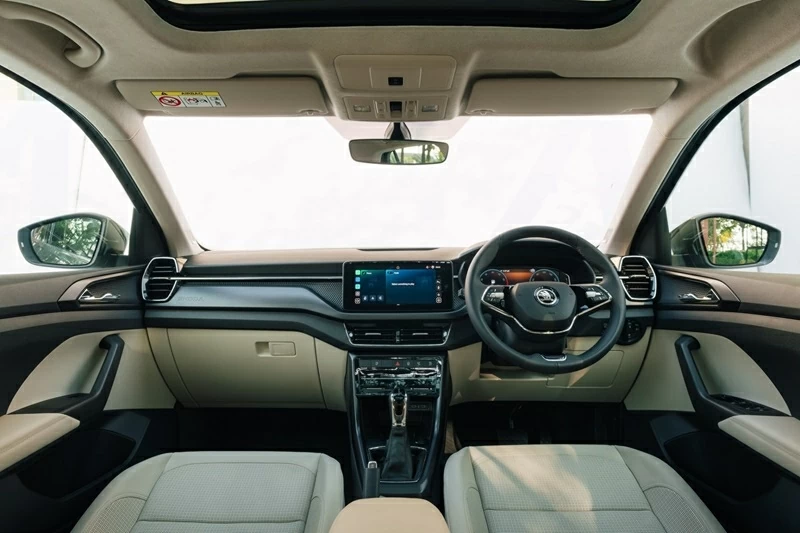 Không gian nội thất của Skoda Kushaq 2026 vẫn giữ bố cục quen thuộc, song được nâng cấp rõ rệt về mặt công nghệ.