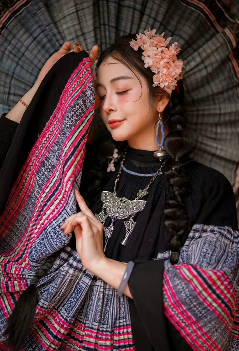 Hoa hậu Jennifer Phạm trang điểm má hồng, hoa cài đầu chụp hình giữa bản làng Sa Pa