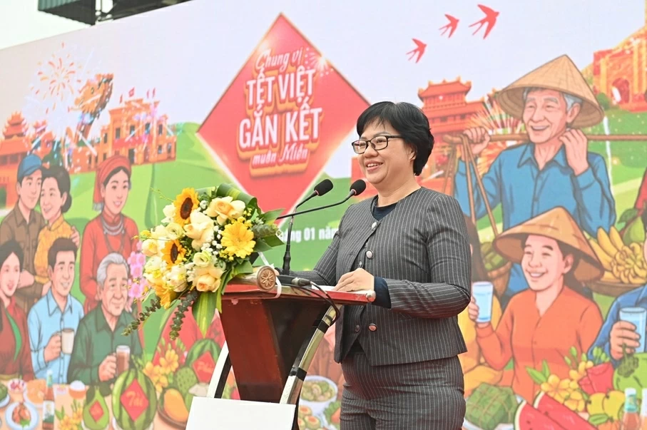 Chương trình 'Chung vị Tết Việt - Gắn kết muôn miền' tặng 500 suất quà tại Nghệ An Chương trình 'Chung vị Tết Việt - Gắn kết muôn miền' tặng 500 suất quà tại Nghệ An