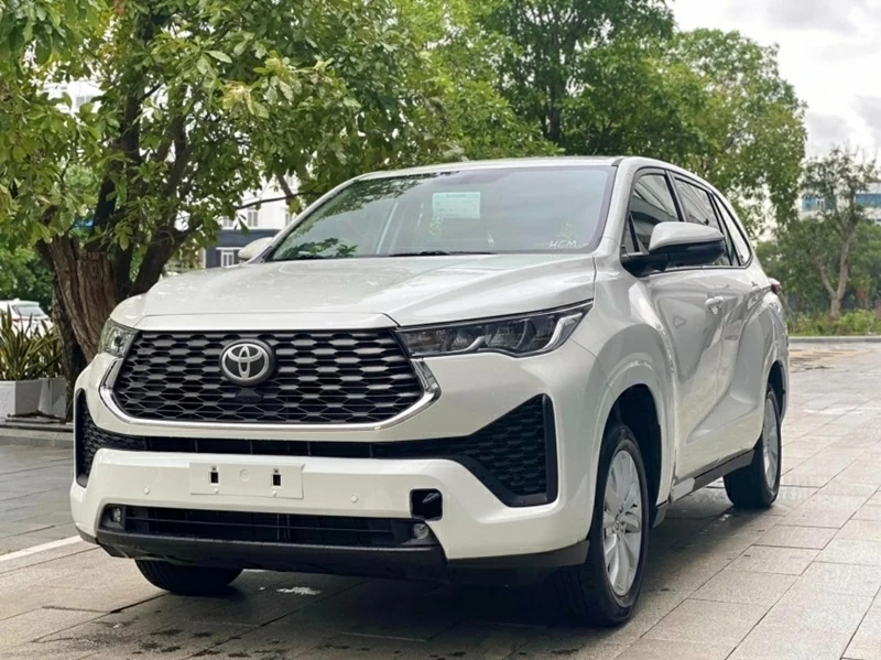 Toyota Innova Cross 2.0V là phiên bản xăng của mẫu MPV lai SUV 8 chỗ nhập khẩu từ Indonesia.