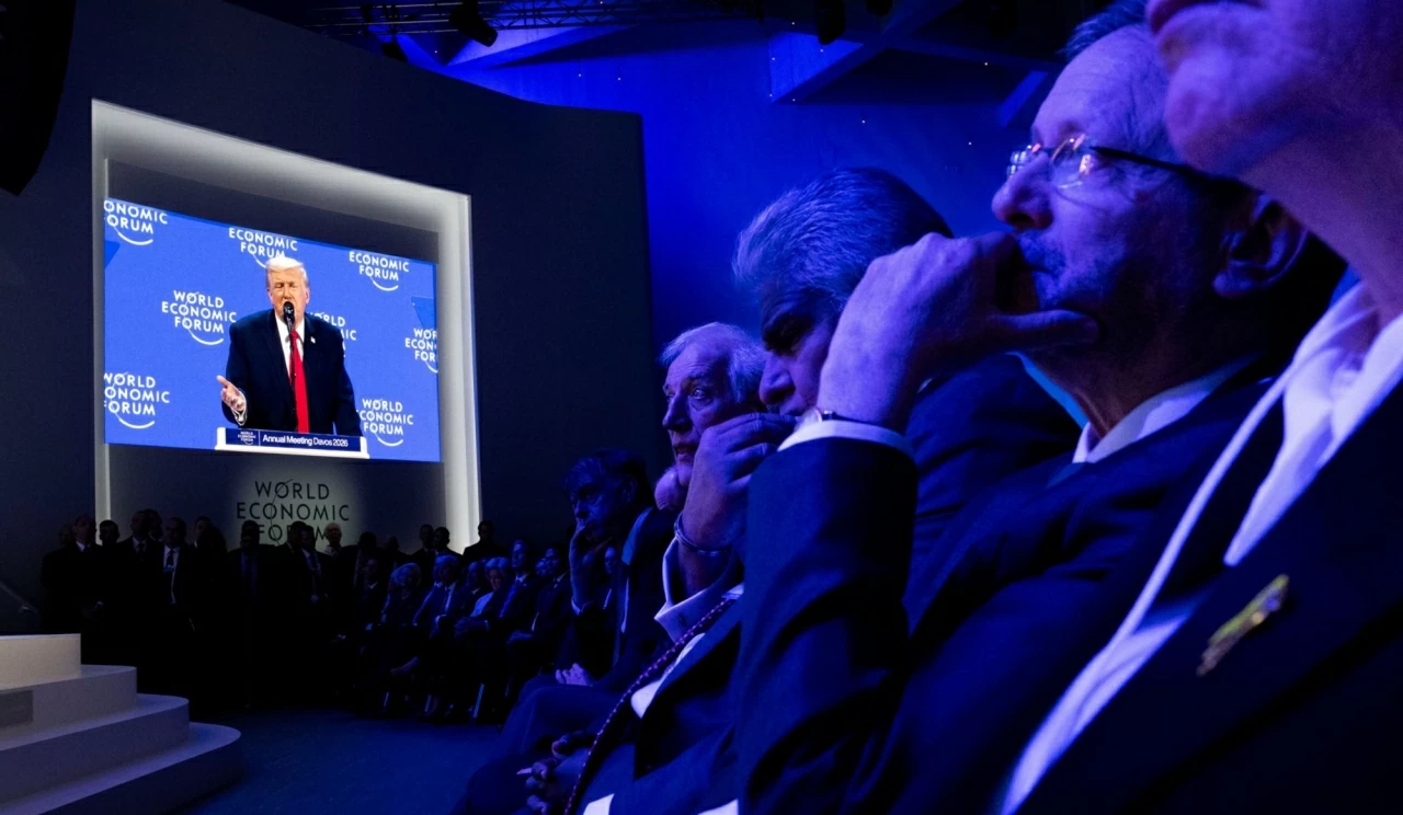 Tổng thống Mỹ Donald Trump xuất hiện trên màn hình video khi ông phát biểu trước Diễn đàn Kinh tế Thế giới tại Davos, Thụy Sĩ, vào thứ Tư, ngày 21/1. (Nguồn: The New York Times)