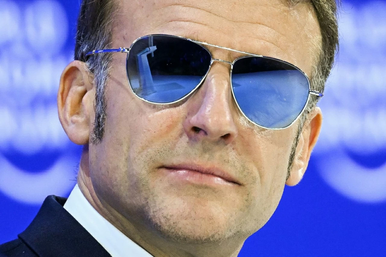 Tổng thống Pháp Emmanuel Macron đeo kính râm trong khuôn khổ Diễn đàn Kinh tế Thế giới tại Davos, Thụy Sĩ, vào thứ Ba, ngày 20/1. Ông Macron cho biết mình đang gặp một vấn đề về mắt, song ở mức độ nhẹ. (Nguồn: Getty Images)