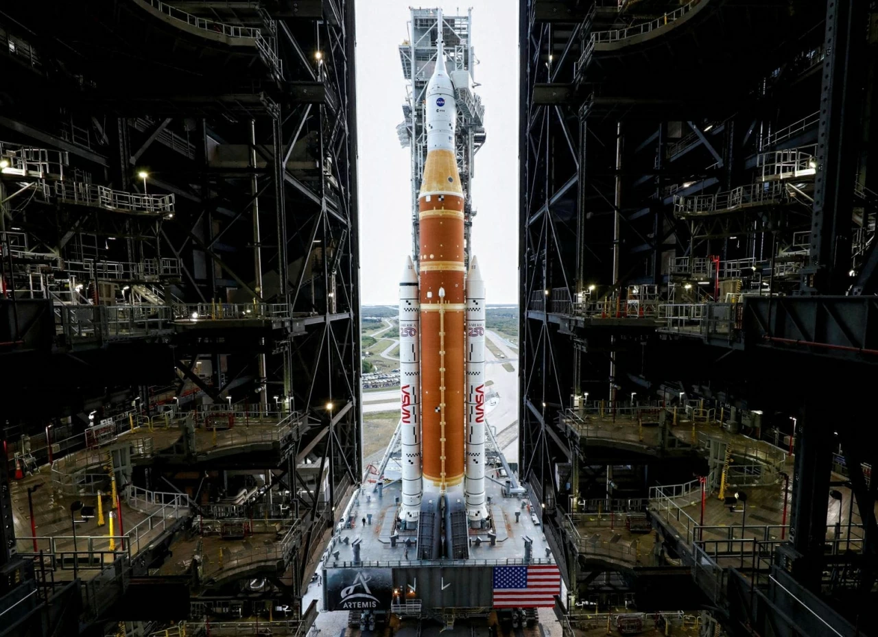 Tên lửa Mặt Trăng thế hệ mới của NASA được đưa từ Tòa nhà Lắp ráp Phương tiện (Vehicle Assembly Building) ra bệ phóng tại Trung tâm Vũ trụ Kennedy ở Cape Canaveral, bang Florida, vào thứ Bảy, ngày 17/1. Artemis II — sứ mệnh kéo dài 10 ngày — có thể được phóng sớm nhất vào ngày 6/2, đưa ba phi hành gia Mỹ và một phi hành gia Canada bay tới khu vực lân cận Mặt Trăng, đánh dấu chuyến bay có người lái đầu tiên tới đó kể từ sứ mệnh Apollo 17 năm 1972. (Nguồn: NASA)