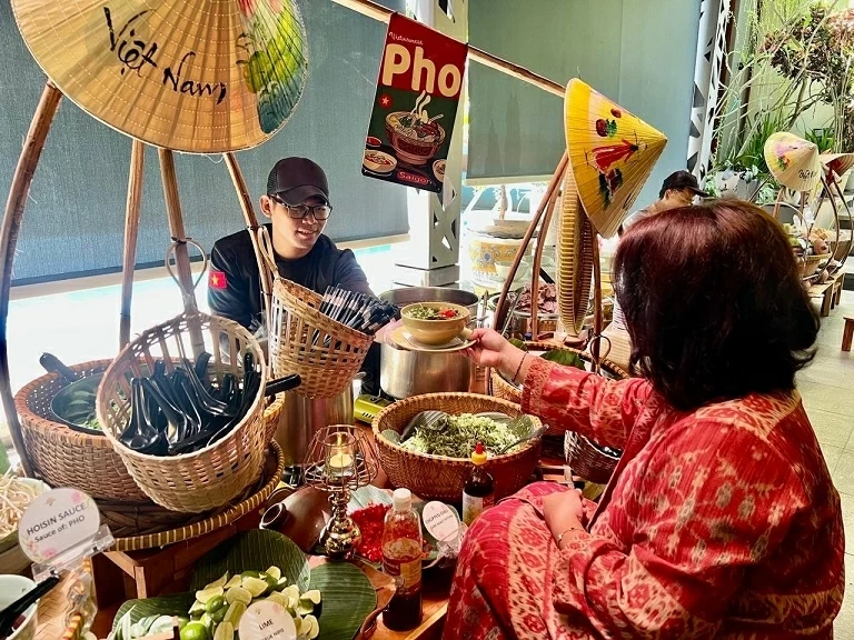 27.SoTet: Hương vị Việt giữa xứ vạn đảo 27.SoTet: Hương vị Việt giữa xứ vạn đảo