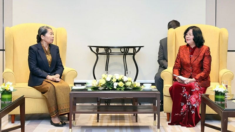 Chủ tịch Ủy ban Trung ương Mặt trận Tổ quốc Bùi Thị Minh Hoài tiếp đoàn đại biểu Đảng Nhân dân Campuchia chúc mừng thành công Đại hội XIV. (Nguồn: Báo Nhân dân)
