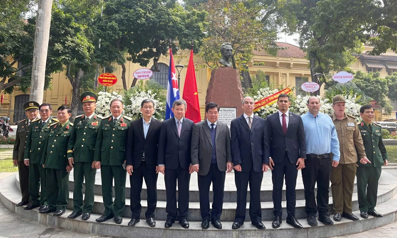 Đại sứ Cuba tại Việt Nam, đại diện các tổ chức hữu nghị và cựu chiến binh Việt Nam chụp ảnh lưu niệm tại buổi lễ. (Ảnh: Phạm Trường) Đại sứ Cuba tại Việt Nam, đại diện các tổ chức hữu nghị và cựu chiến binh Việt Nam chụp ảnh lưu niệm tại buổi lễ. (Ảnh: Phạm Trường)