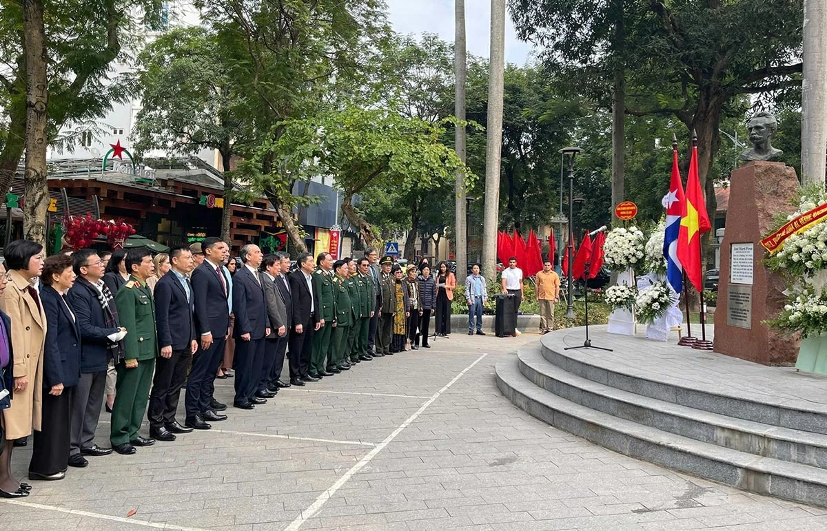 Đông đảo đại diện các tổ chức, cựu chiến binh và cựu sinh viên Việt Nam từng học tập tại Cuba tham dự lễ tưởng niệm. (Ảnh: Phạm Trường) Đông đảo đại diện các tổ chức, cựu chiến binh và cựu sinh viên Việt Nam từng học tập tại Cuba tham dự lễ tưởng niệm. (Ảnh: Phạm Trường)