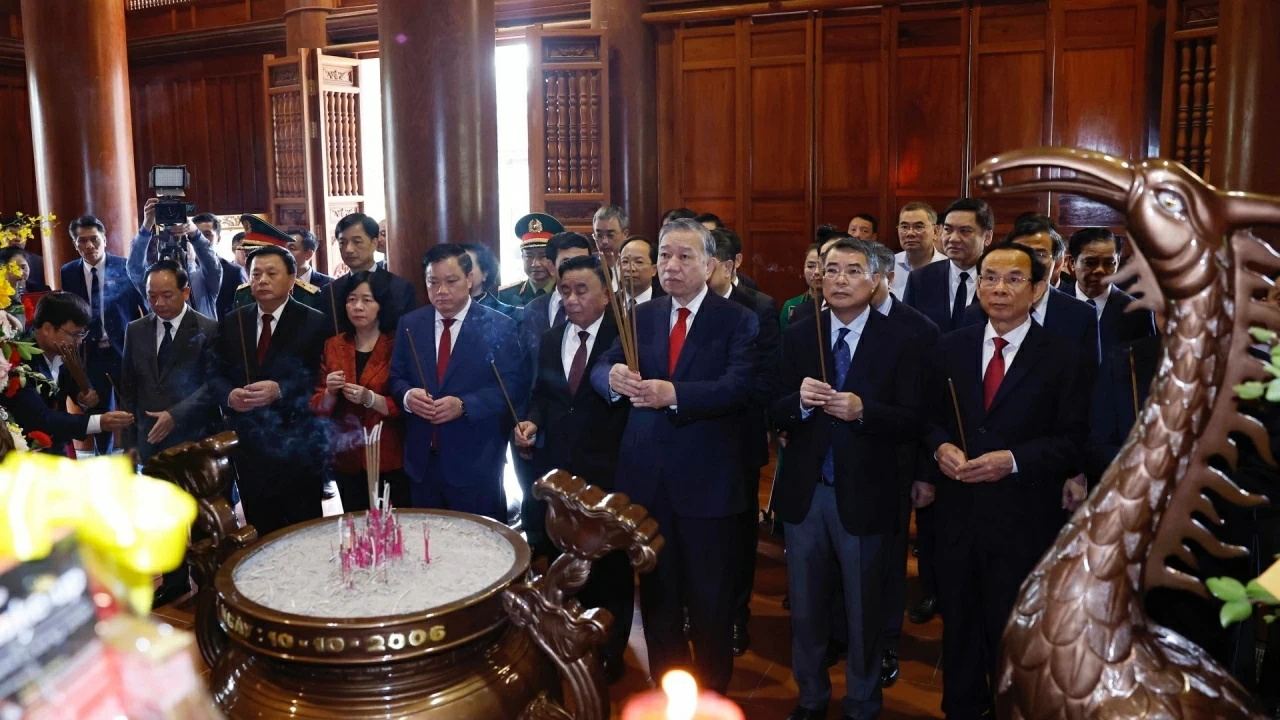 Tổng Bí thư Tô Lâm dâng hương tưởng niệm Chủ tịch Hồ Chí Minh tại Nghệ An