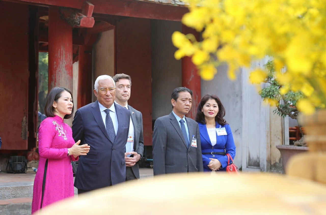Chủ tịch Hội đồng châu Âu António Costa được giới thiệu về tết cổ truyền của dân tộc Việt Nam. (Ảnh: Thành Long) Chủ tịch Hội đồng châu Âu António Costa được giới thiệu về tết cổ truyền của dân tộc Việt Nam. (Ảnh: Thành Long)