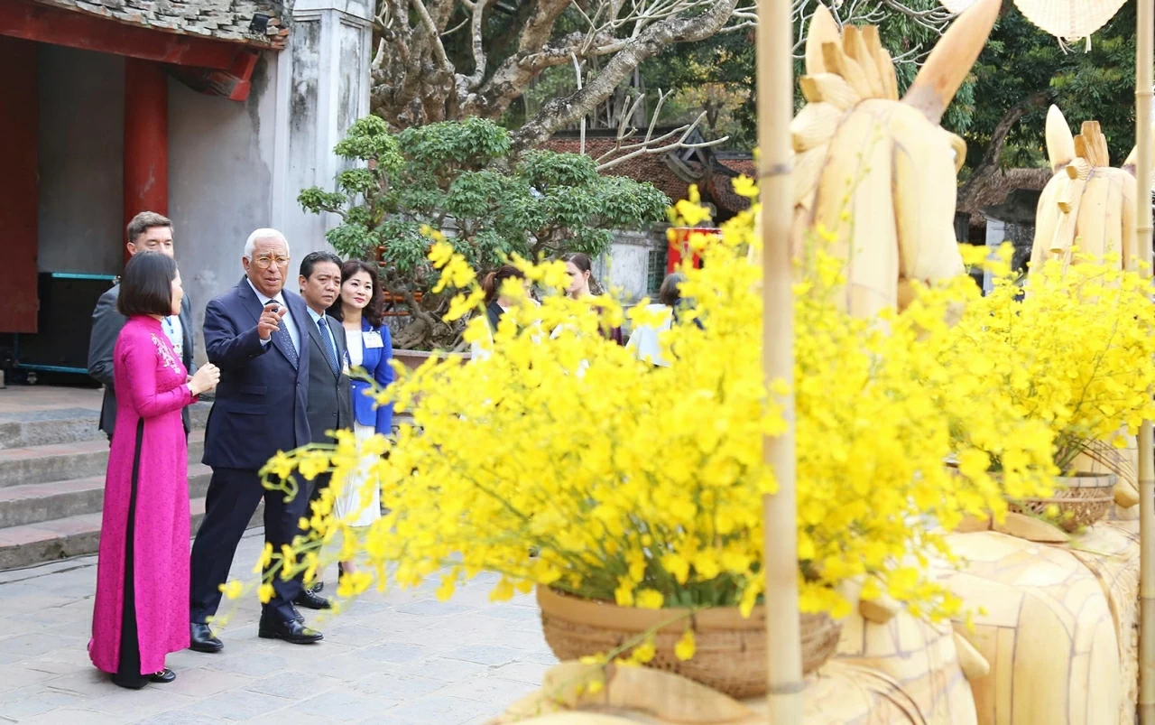 Chủ tịch Hội đồng châu Âu António Costa được giới thiệu về tết cổ truyền của dân tộc Việt Nam. (Ảnh: Thành Long) Chủ tịch Hội đồng châu Âu António Costa được giới thiệu về tết cổ truyền của dân tộc Việt Nam. (Ảnh: Thành Long)