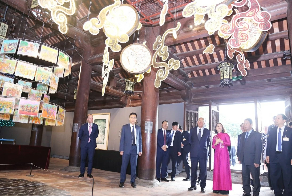 Chủ tịch Hội đồng châu Âu António Costa nghe giới thiệu Văn Miếu-Quốc Tử Giám là nơi lưu giữ những dấu ấn văn hóa, lịch sử của Thủ đô Hà Nội nghìn năm văn hiến, trở thành điểm đến hấp dẫn với du khách trong và ngoài nước. (Ảnh: Thành Long) Chủ tịch Hội đồng châu Âu António Costa nghe giới thiệu Văn Miếu-Quốc Tử Giám là nơi lưu giữ những dấu ấn văn hóa, lịch sử của Thủ đô Hà Nội nghìn năm văn hiến, trở thành điểm đến hấp dẫn với du khách trong và ngoài nước. (Ảnh: Thành Long)