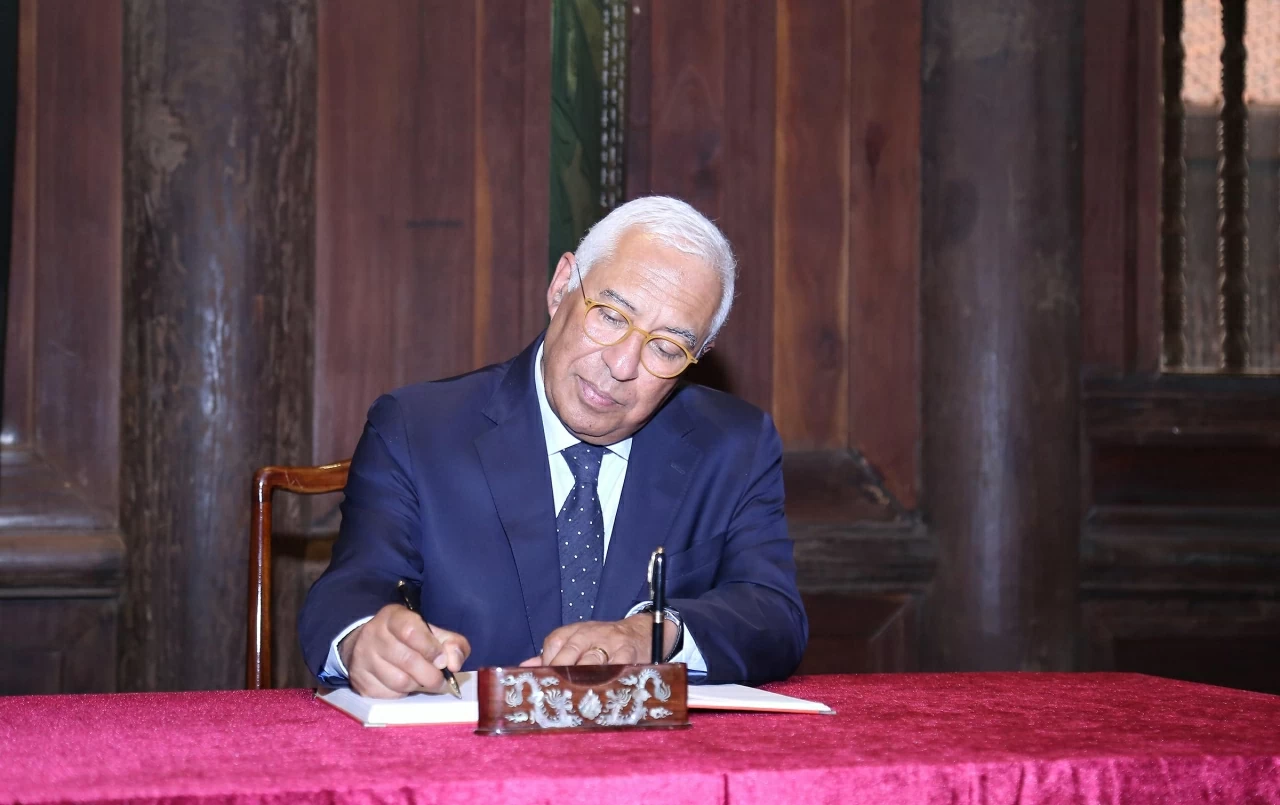 Chủ tịch Hội đồng châu Âu António Costa viết lưu bút. (Ảnh: Thành Long) Chủ tịch Hội đồng châu Âu António Costa viết lưu bút. (Ảnh: Thành Long)
