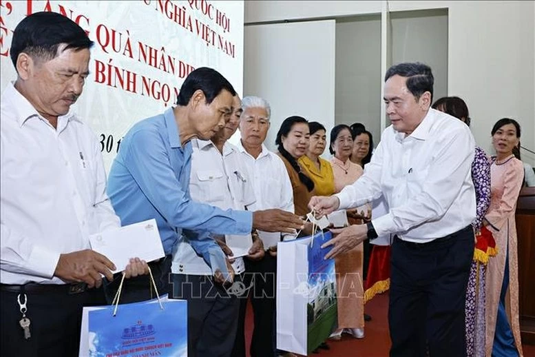 Chủ tịch Quốc hội thăm, chúc Tết và tặng quà cho các gia đình chính sách tại Cần Thơ