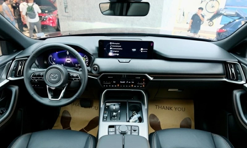 Không gian nội thất của CX-90 cho thấy Mazda đang tách mẫu SUV này khỏi nhóm sản phẩm quen thuộc đang phân phối tại Việt Nam. 
