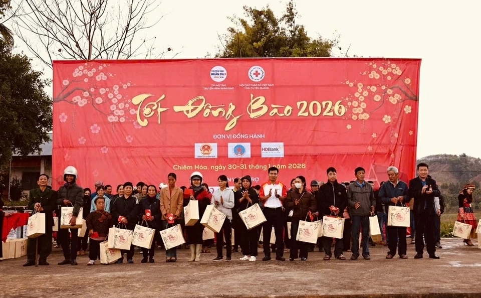 500 suất quà của các nhà tài trợ “Tết đồng bào 2026” gửi tới những gia đình có hoàn cảnh khó khăn xã Chiêm Hoá, tỉnh Tuyên Quang