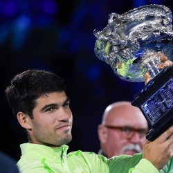 Hạ đo ván Novak Djokovic, Carlos Alcaraz làm nên lịch sử tại Australian Open 2026
