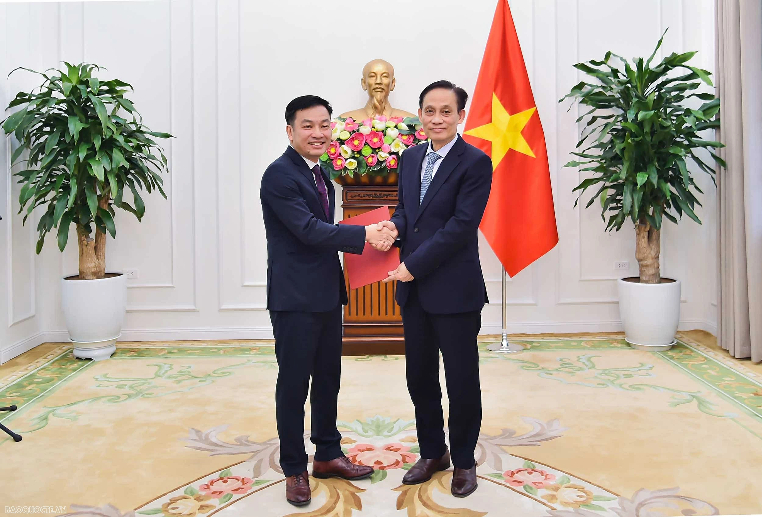 Bộ trưởng Bộ Ngoại giao trao Quyết định tiếp nhận và bổ nhiệm cán bộ cấp quản lý