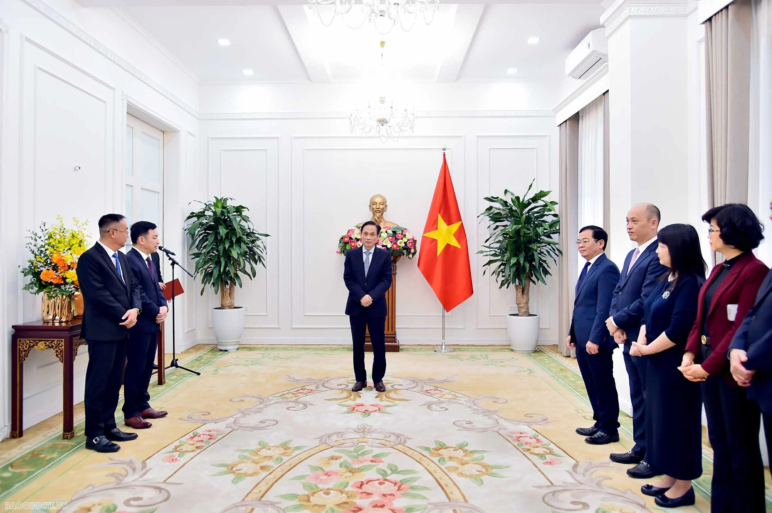 Bộ trưởng Bộ Ngoại giao trao Quyết định tiếp nhận và bổ nhiệm cán bộ cấp quản lý