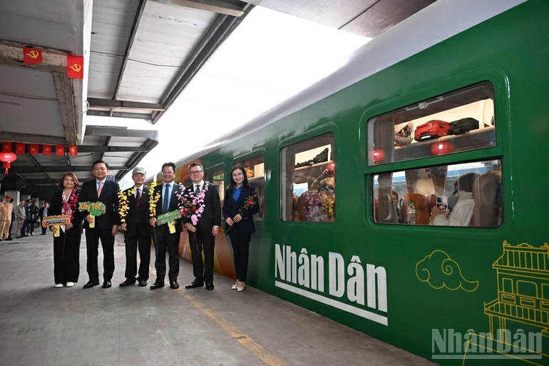 Đoàn tàu đong đầy yêu thương và hạnh phúc được sơn phủ bằng những sắc màu của sự yêu thương cùng với logo Báo Nhân Dân.