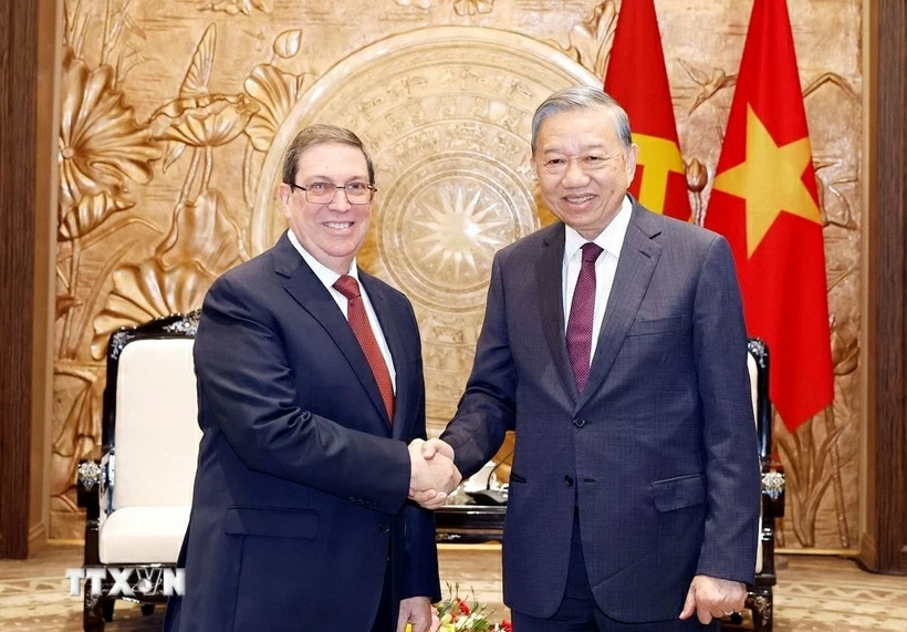 Tổng Bí thư Tô Lâm tiếp thân mật đồng chí Bruno Rodríguez Parrilla, Đặc phái viên Đảng Cộng sản Cuba, Nhà nước Cộng hòa Cuba, Ủy viên Bộ Chính trị, Bộ trưởng Ngoại giao Cuba. (Ảnh: Thống Nhất/TTXVN)
