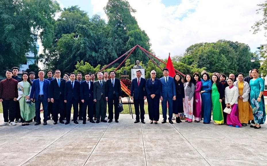 Trang trọng lễ kỷ niệm 96 năm Ngày thành lập Đảng và chào mừng thành công Đại hội XIV tại Cuba Trang trọng lễ kỷ niệm 96 năm Ngày thành lập Đảng và chào mừng thành công Đại hội XIV tại Cuba