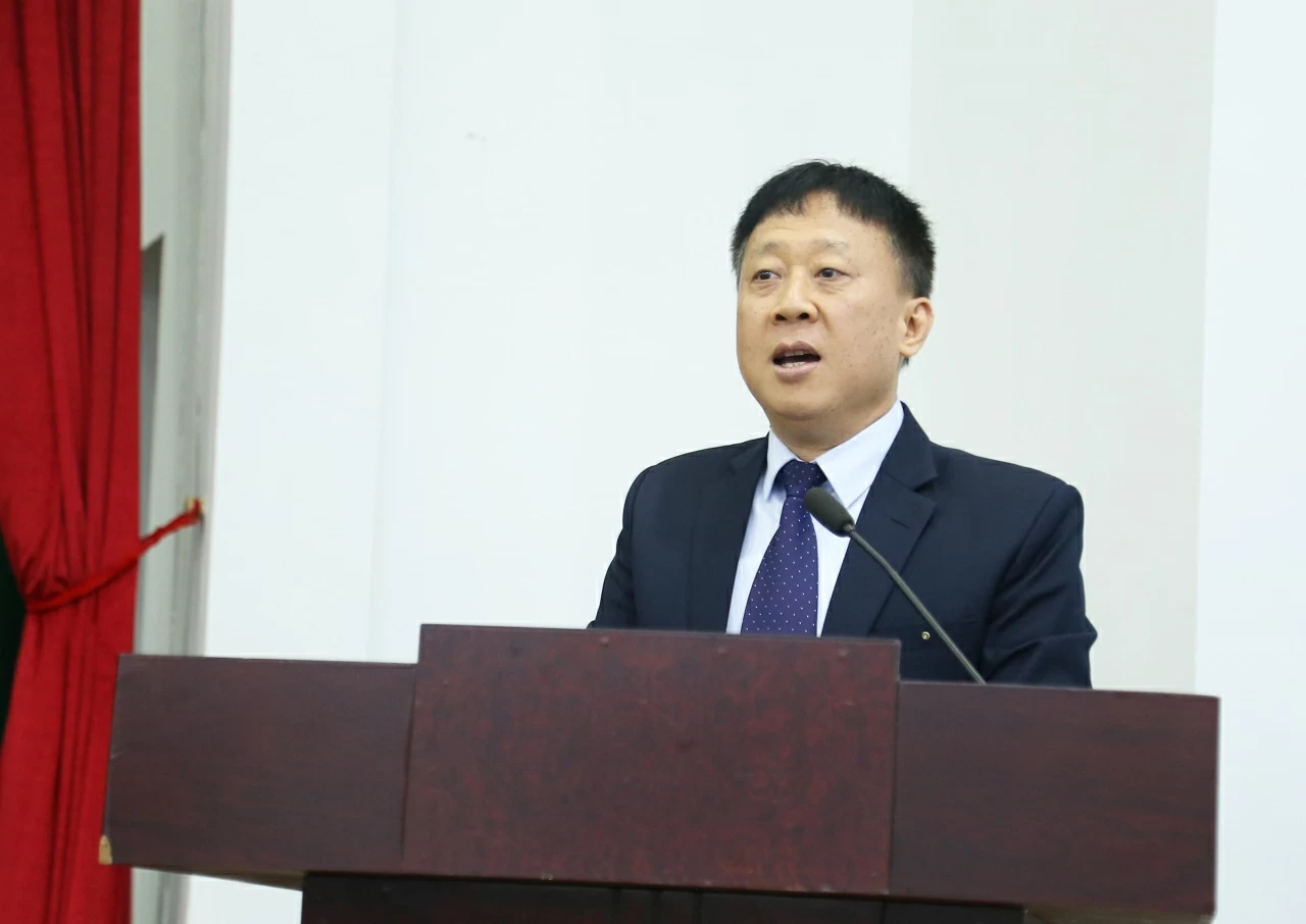 Cục trưởng Cục Phục vụ Ngoại giao đoàn Ngô Phương Nghị phát biểu báo cáo tại buổi lễ. (Ảnh: Thành Long) Cục trưởng Cục Phục vụ Ngoại giao đoàn Ngô Phương Nghị phát biểu báo cáo tại buổi lễ. (Ảnh: Thành Long)