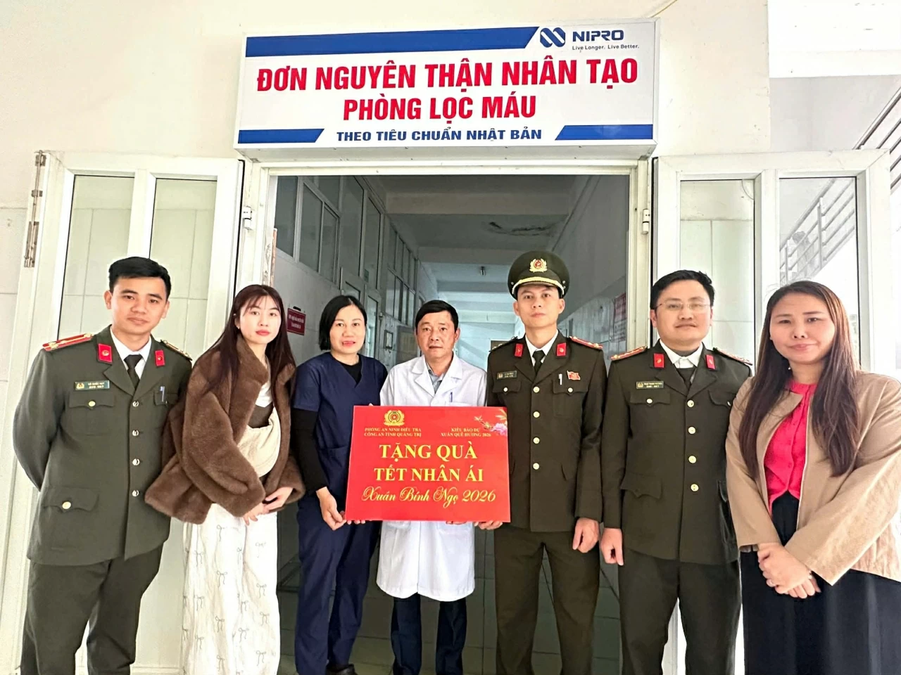 Kiều bào dự Xuân Quê hương phối hợp Phòng An ninh điều tra trao quà Tết nhân ái tại Bệnh viện Đa khoa Lệ Thuỷ, Quảng Trị Kiều bào dự Xuân Quê hương trao quà Tết nhân ái tại Bệnh viện Đa khoa Lệ Thuỷ, Quảng Trị
