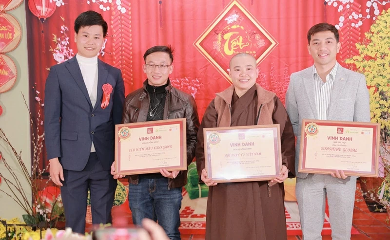 Ông Nguyễn Thanh Long (ngoài cùng bên trái) – Phó Chủ tịch Hiệp hội người Việt Nam tại Saitama trao Vinh danh các đơn vị đồng hành cùng chương trình.