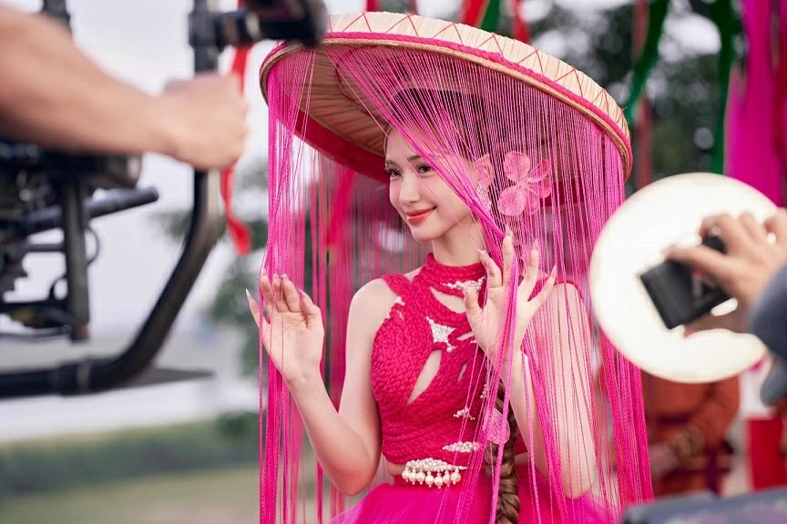 Hòa Minzy: Kể chuyện quê hương bằng âm nhạc