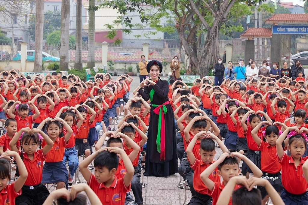 Hòa Minzy: Kể chuyện quê hương bằng âm nhạc