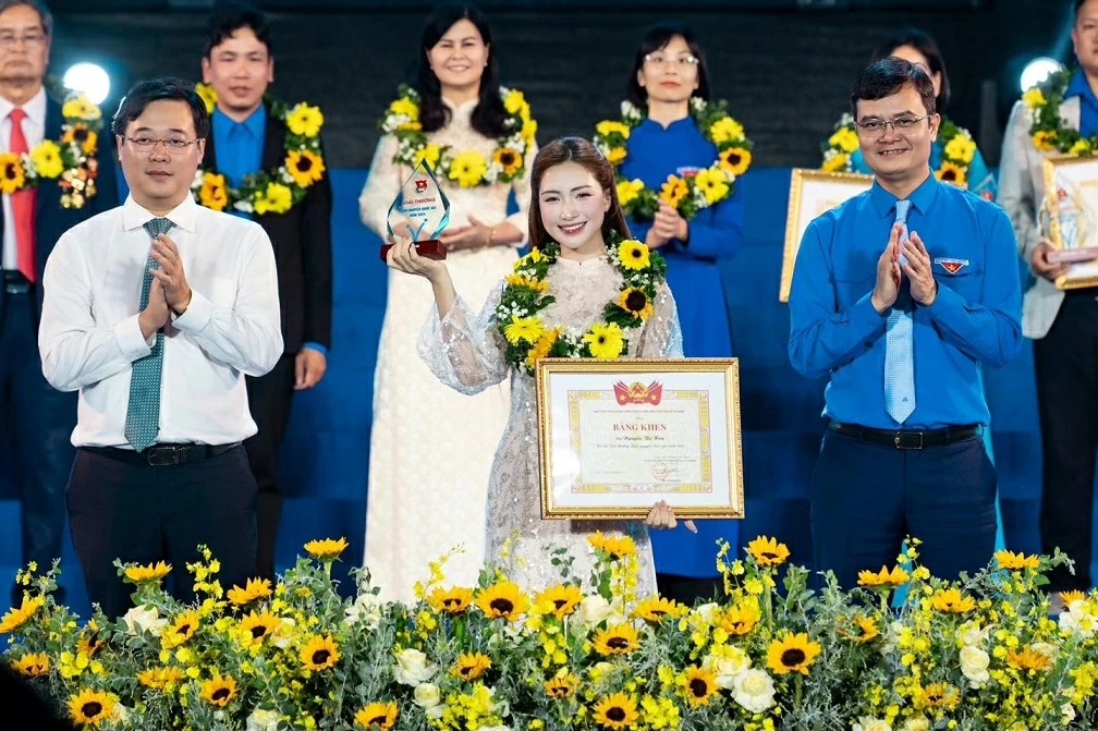 Hòa Minzy: Kể chuyện quê hương bằng âm nhạc