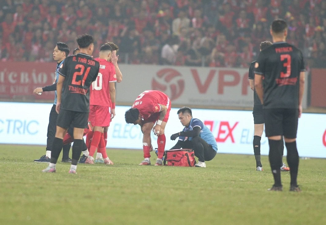CAHN thở phào với chấn thương của Văn Hậu