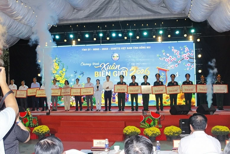 Bí thư Tỉnh ủy Đồng Nai Vũ Hồng Văn và Chủ tịch HĐND tỉnh Đồng Nai Tôn Ngọc Hạnh tặng quà cho các địa phương, lực lượng vũ trang trên khu vực biên giới Bí thư Tỉnh ủy Đồng Nai Vũ Hồng Văn và Chủ tịch HĐND tỉnh Đồng Nai Tôn Ngọc Hạnh tặng quà cho các địa phương, lực lượng vũ trang trên khu vực biên giới
