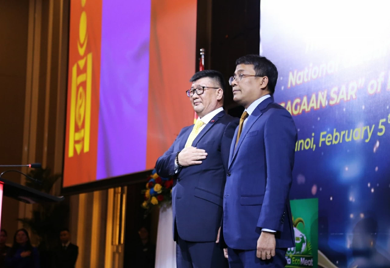 Thứ trưởng Nguyễn Minh Vũ và Đại sứ Jigjee Sereejav thực hiện Nghi lễ Chào cờ. (Ảnh: Thành Long)