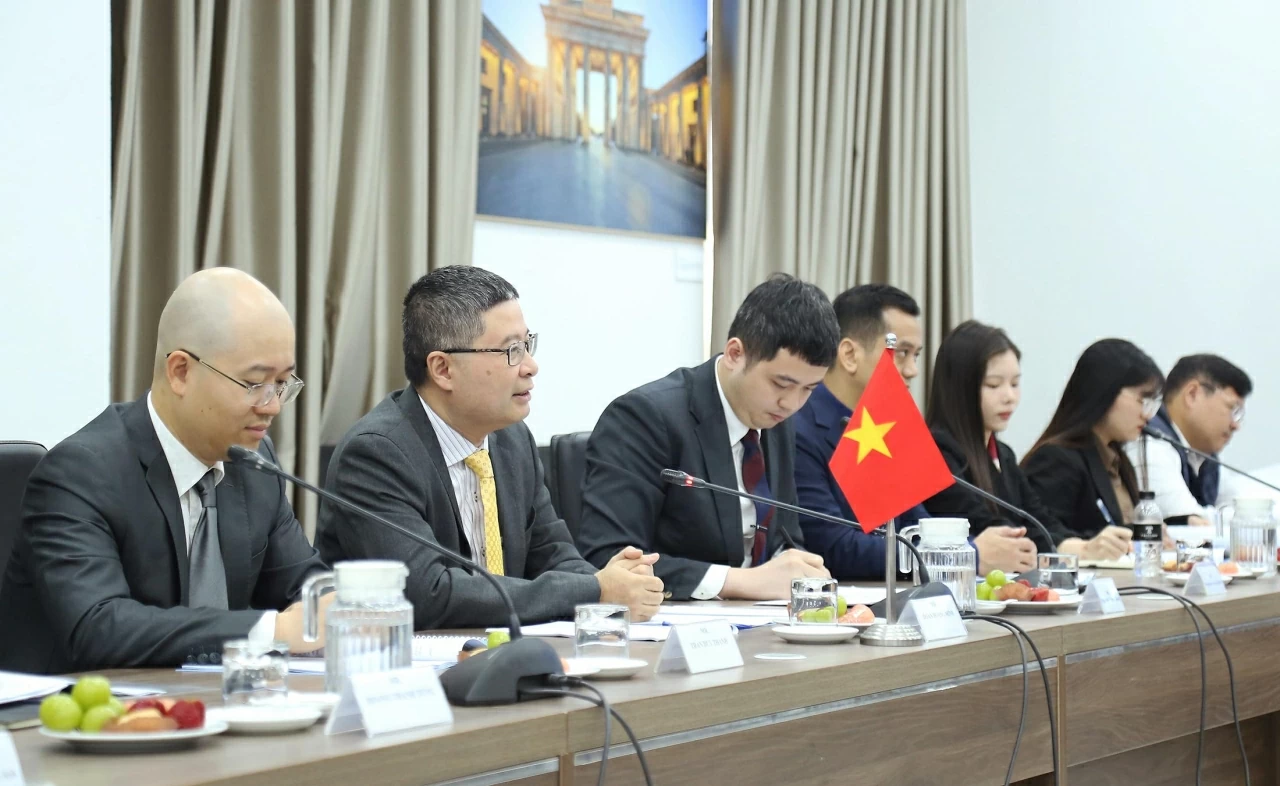 Công tác lãnh sự và bảo hộ công dân hiện được hai bên ưu tiên thúc đẩy, tiếp tục đóng góp thiết thực vào việc củng cố quan hệ Đối tác chiến lược toàn diện giữa hai nước. (Ảnh: Thành Long) Công tác lãnh sự và bảo hộ công dân hiện được hai bên ưu tiên thúc đẩy, tiếp tục đóng góp thiết thực vào việc củng cố quan hệ Đối tác chiến lược toàn diện giữa hai nước. (Ảnh: Thành Long)