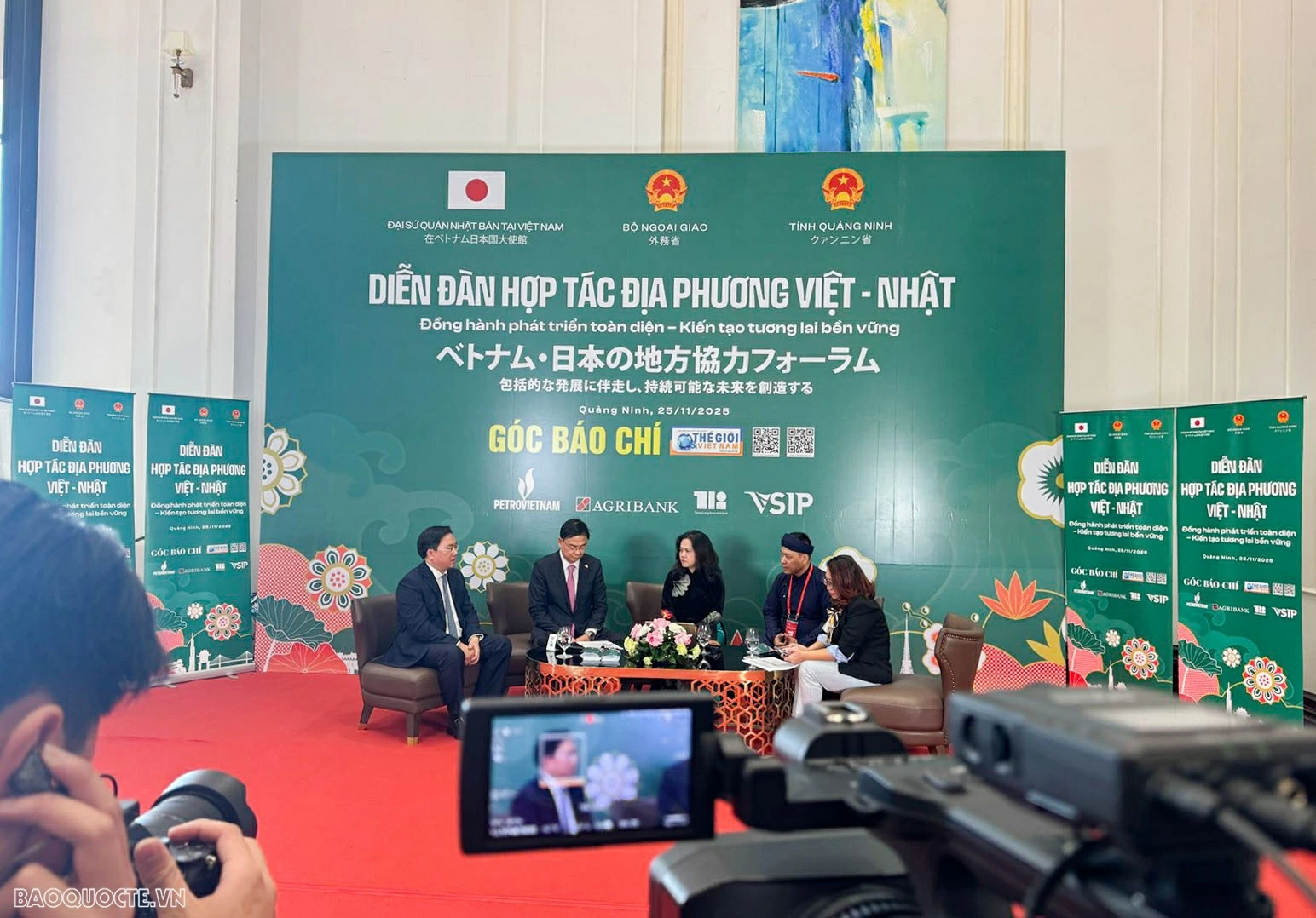 37. Số Tết: Chúng tôi sống cùng khoảnh khắc đối ngoại